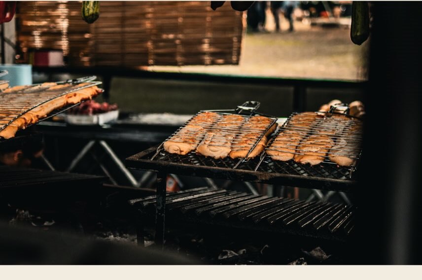 Cortes na parrilla sobre a brasa em um casamento