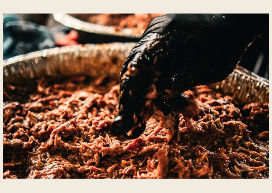 Pulled pork defumado sendo servido em evento corporativo