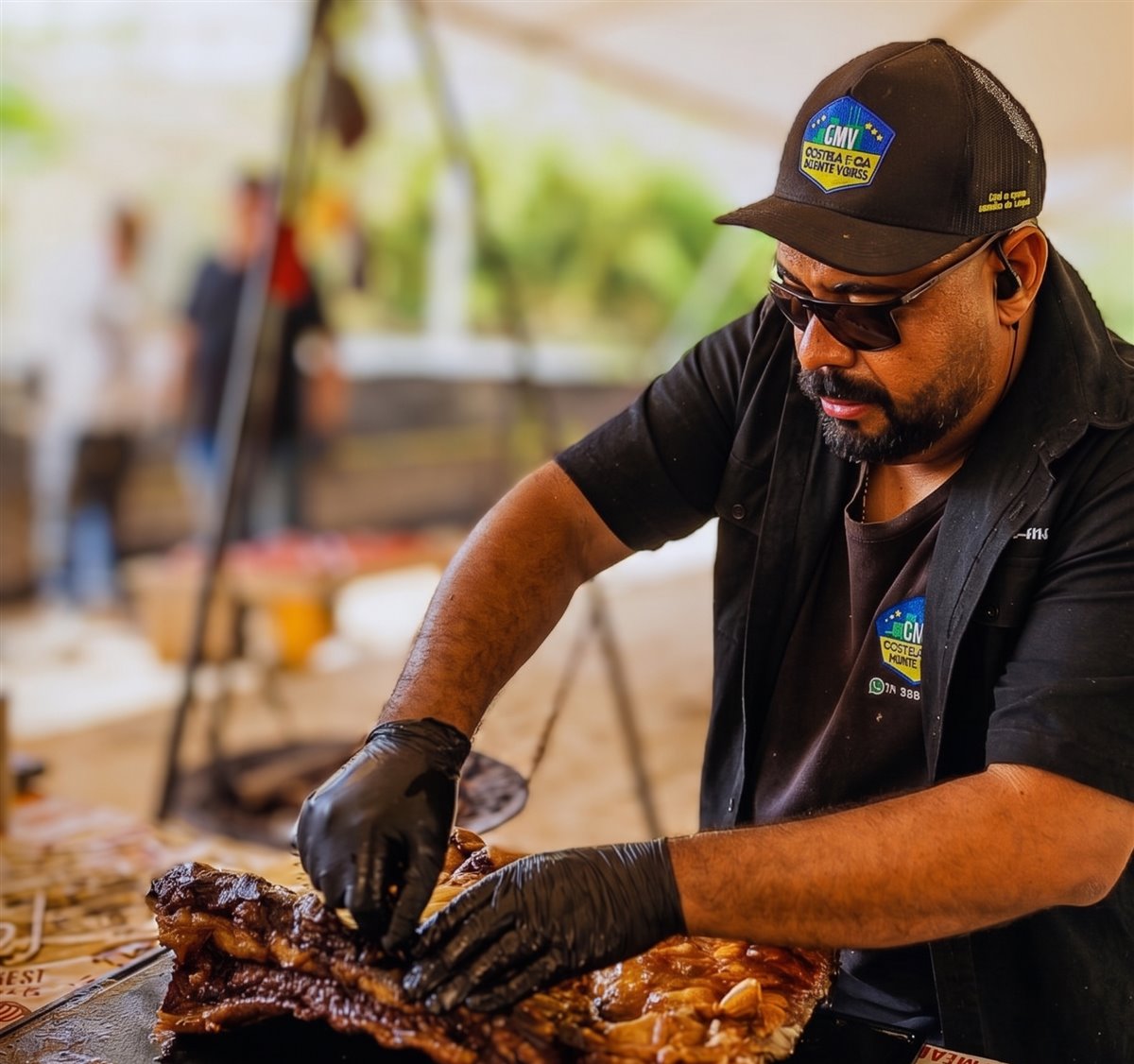 Renato Graciano, Pit Master da Costela e Cia, preparando costela na brasa